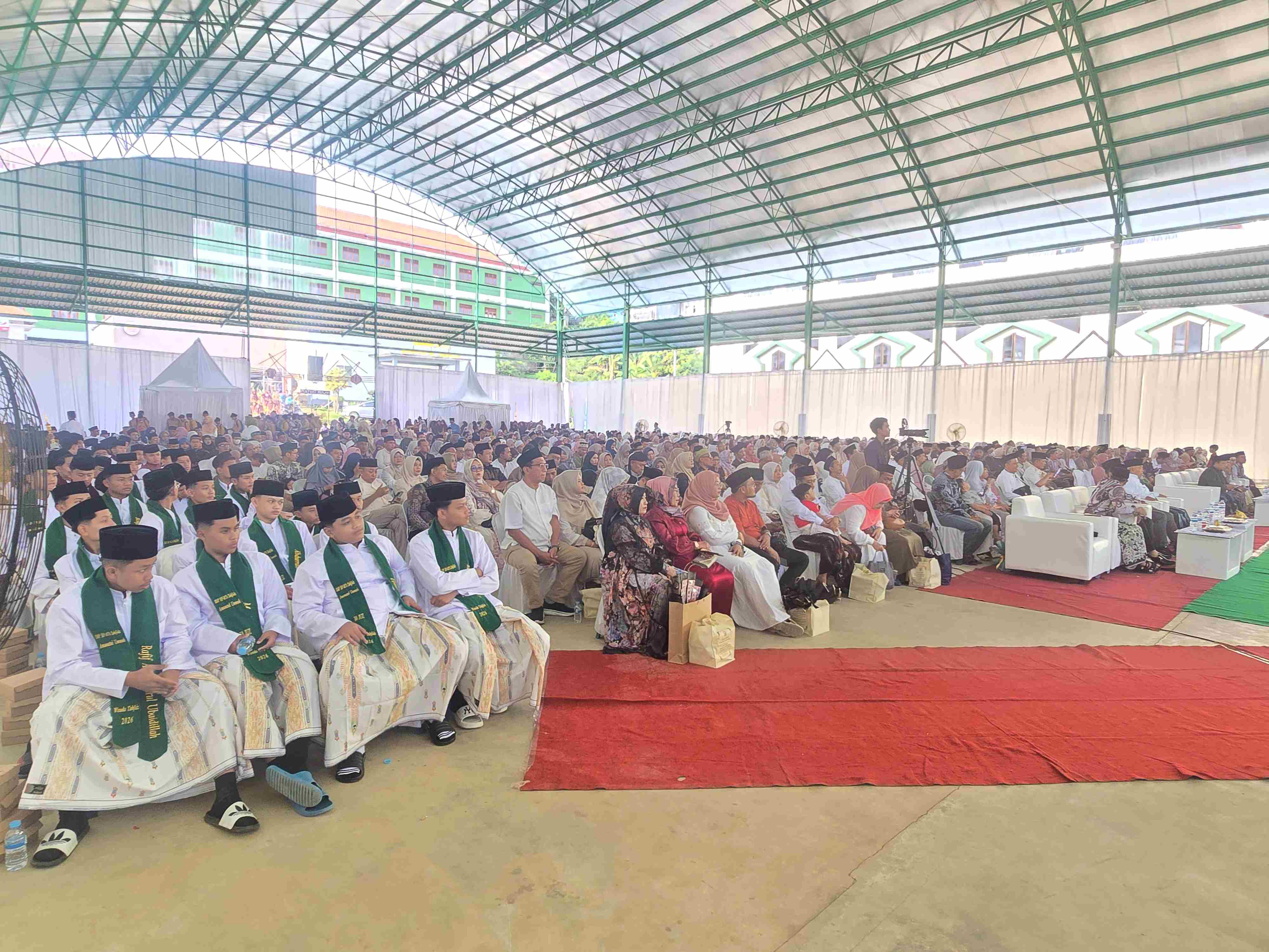 Suasana acara wisuda para penghafal Quran MTs dan SMP Unggulan Berbasis Pesantren (BP) di Student Centre Pondok Pesantren Amanatul Ummah Pacet Mojokerto Jawa Timur, Sabtu (16/5/2026). Foto: MMA/bangsaonline