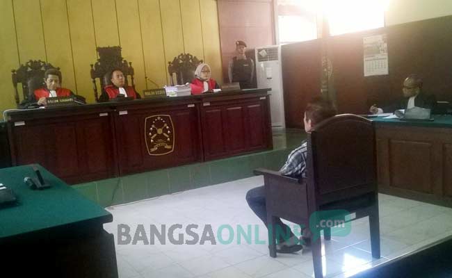 Sony Sandra saat menjalani persidangan di Pengadilan Negeri Kabupaten Kediri. foto: arif kurniawan/ BANGSAONLINE