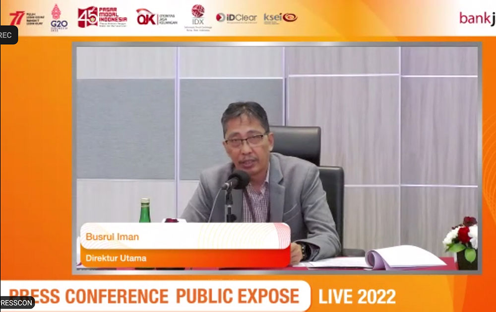Direktur Bank Jatim, Busrul Iman saat pemaparan dalam public expose.