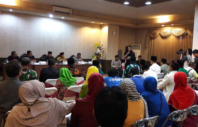 Penyelanggara YVCIG dan perwakilan Yamaha saat menyatakan permohonan maaf di depan elemen masyarakat. foto: SYUHUD/ BANGSAONLINE