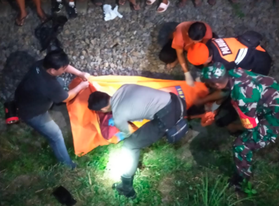 Proses evakuasi mayat pria di rel KA Garum, Blitar (dok. Ist)