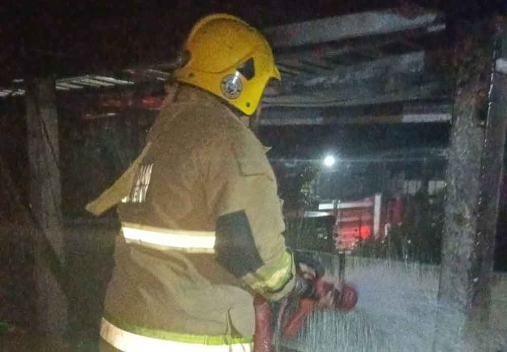 Pantang leyeh-leyeh. Tim Damkar Pos Ngadiluwih saat memadamkan api yang membakar kandang ayam milik warga. (Ist)