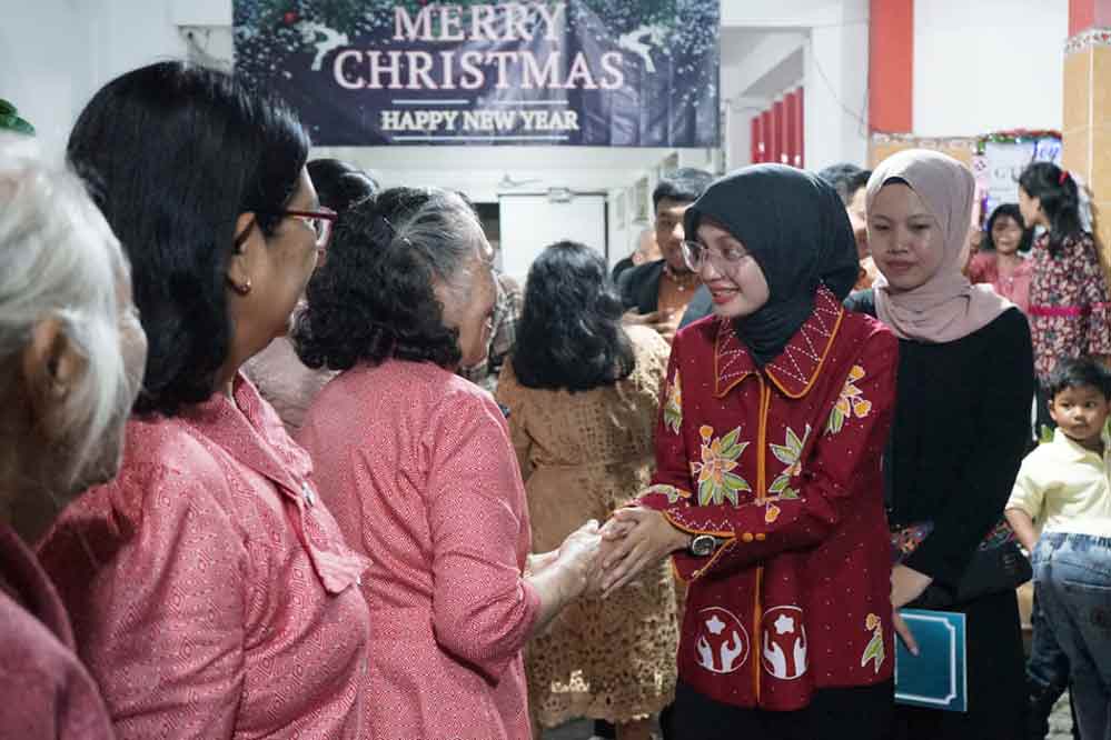 Wali Kota Kediri Vinanda Prameswati saat menyalamai para jemaat Gereja. (Ist)