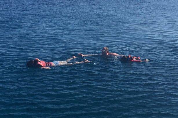 kejadian serangan darah tinggi saat berenang di laut. foto: repro mirror.co.uk