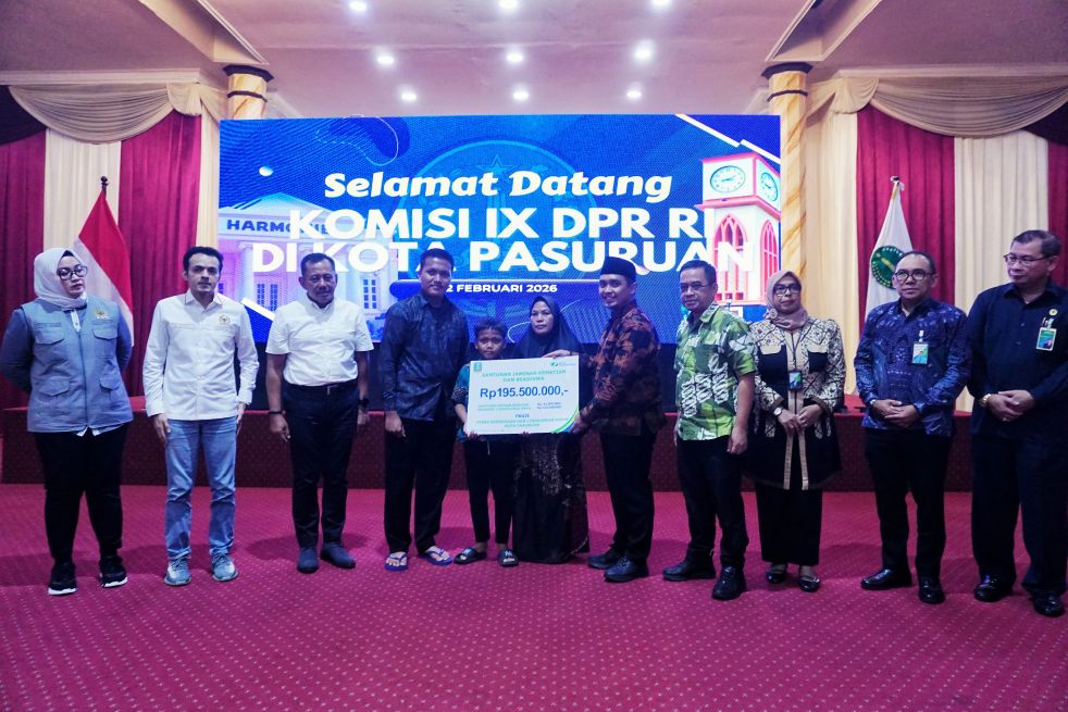 Kegiatan penyerahan santunan kepada sejumlah penerima manfaat sebagai bentuk perlindungan nyata bagi pekerja