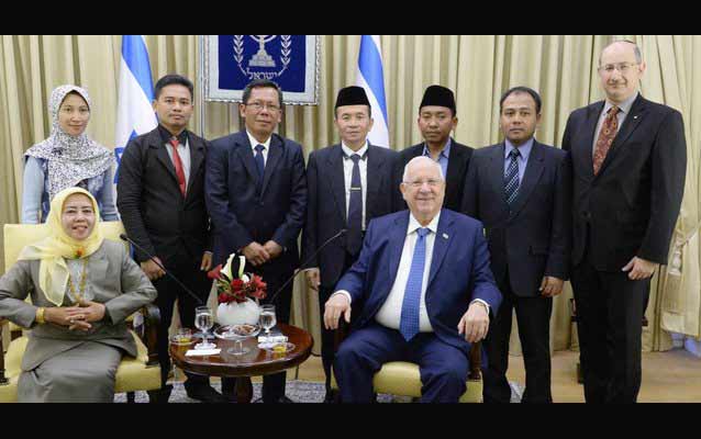 Tujuh Delegasi Muslim Indonesia saat menemui Presiden Israel Reuven Rivlin di kediamannya, Beit HaNassi, Talbiyah, Yerusalem.