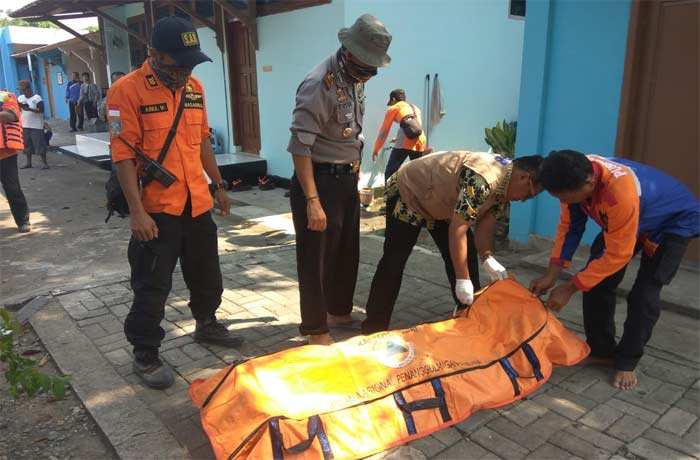 Korban dievakuasi usai ditemukan mengapung di sungai Bengawan Solo.