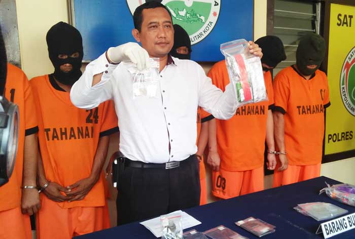 Kasat Narkoba Polres Blitar Kota AKP Huwahila Wahyun Yuha menunjukkan abrang bukti. foto: AKINA/ BANGSAONLINE