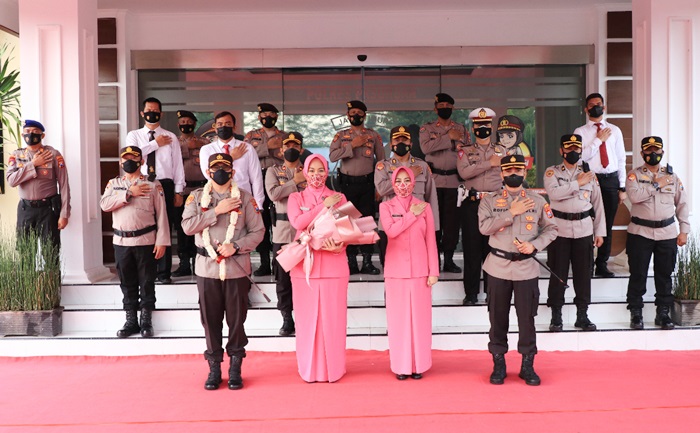 Kapolres Pasuruan AKBP Erick Frendriz foto bersama AKBP Rofiq Ripto Himawan usai meresmikan Masjid Rofiqul Ummah, didampingi masing-masing istri.