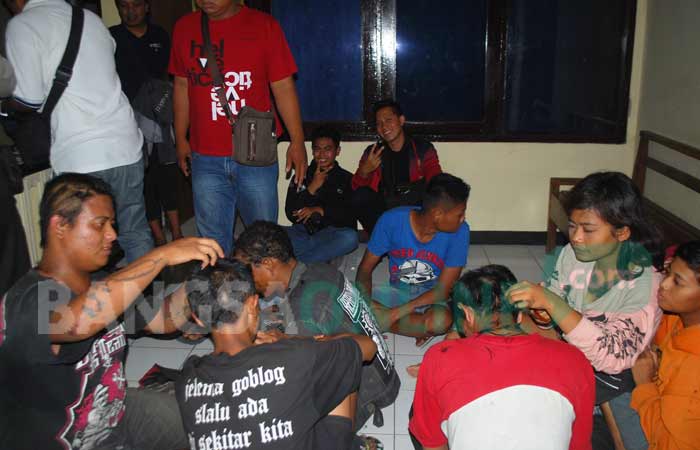 Para anak punk yang terjaring razia diminta untuk saling mencukur rambut temannya sebelum didata dan dipulangkan. foto: ZAINAL ABIDIN/ BANGSAONLINE