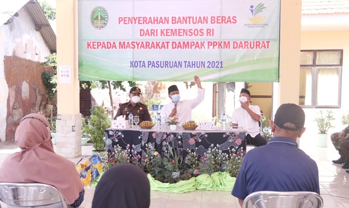Wali Kota Pasuruan Saifullah Yusuf (Gus Ipul) memantau penyaluran bansos untuk warga Kelurahan Bugul Lor, Kecamatan Panggung Rejo pada jumat (6/8/2021).