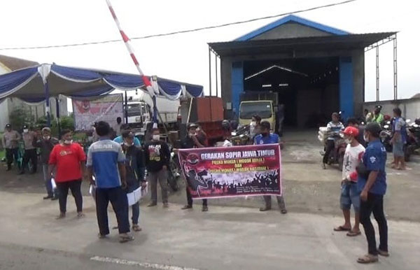 Puluhan sopir di Jombang saat menggelar demo di sekitar Ring Road Mojoagung.