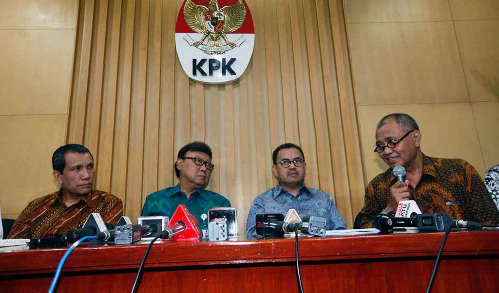 Ketua KPK Agus Rahardjo (kanan) didampingi Deputi Pencegahan Pahala Nainggolan (kiri) bersama Mendagri Tjahjo Kumolo (kedua kiri) dan Menteri ESDM Sudirman Said memberikan pernyataan pers usai pertemuan di Gedung KPK, Jakarta, Senin (15/2). foto MI