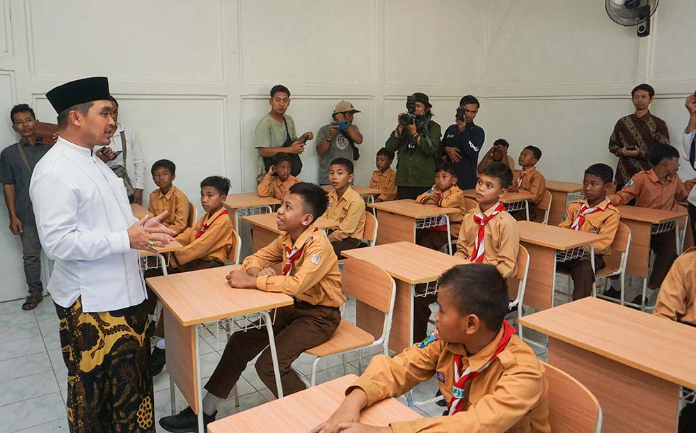 Wali Kota Pasuruan Adi Wibowo saat menyapa para siswa SRMP 28 Kota Pasuruan yang sedang menjalani MPLS.