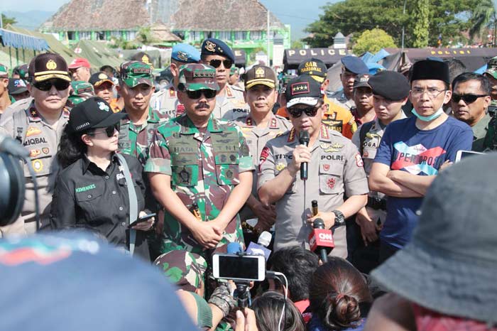 Kapolri, Panglima TNI dan Menkes saat memberikan keterangan persnya.