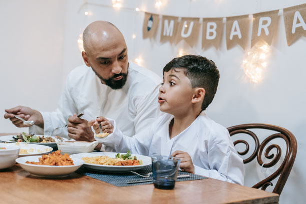  Makan bersama keluarga menjadi salah satu tradisi Hari Raya Idul Fitri.
