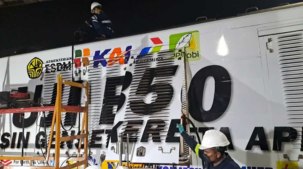 Petugas saat melakukan uji B50 di lokomotif kereta api. Foto: KAI