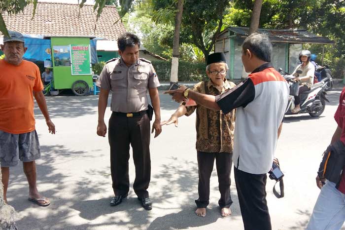 Polisi melakukan olah TKP penyekapan dan penjambretan istri Wakil Ketua PCNU Lumajang.