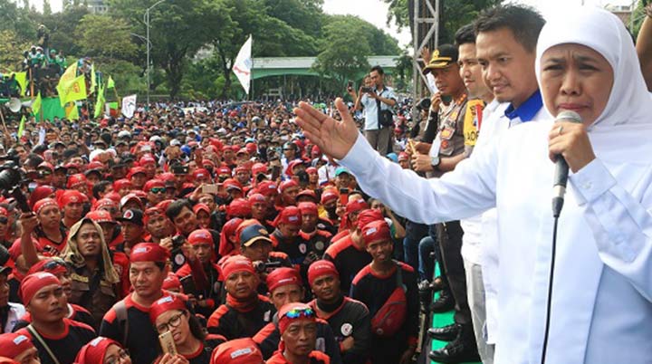 Gubernur Jawa Timur saat memberi sambutan dalam peringatan May Day.