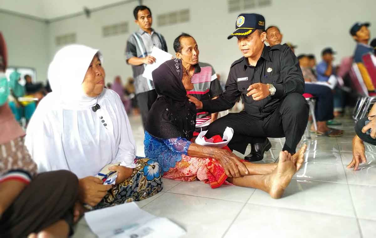 Kepala Dinsos Tulungagung (topi hitam) saat melakukan monitoring dan mengecek data Supayah (80), warga asli Desa Ngrance yang menerima bantuan sosial DBHCHT.