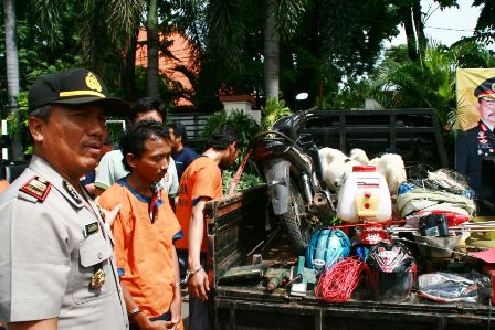 Polsek Ujungpangkah ketika ekspos tersangka dan barang bukti kambing. foto: syuhud/ BANGSAONLINE