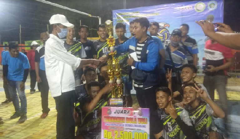 Saim saat menyerahkan hadiah kepada sang juara.