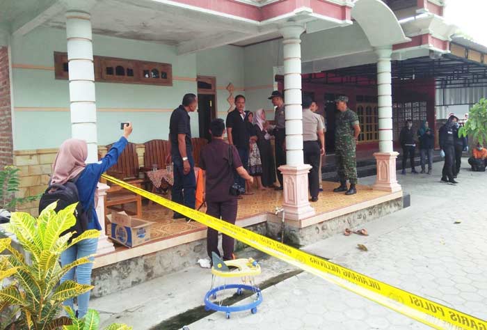 Densus 88 menggeldah rumah Hendrasti Wijanarko di Dukuh Bangunasri Desa Balong Kecamatan Balong, Kabupaten Ponorogo, Selasa (24/10).
