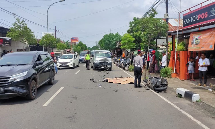 Kecelakaan di Desa Mandirejo, Kecamatan Merakurak, Kabupaten Tuban, melibatkan pengendara sepeda motor dengan pikap, Rabu (7/4/2021). (foto: ist)