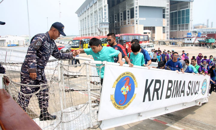 Pelajar dan warga Brunei Darussalam saat mengunjungi KRI Bima Suci.