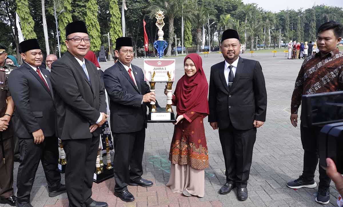 Bupati Gresik bersama wakilnya saat menyaksikan penyerahan penghargaan pada upacara peringatan Sumpah Pemuda ke-97. Foto: Ist