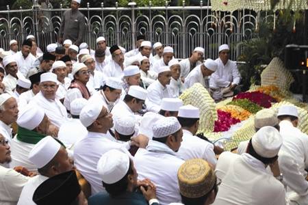 Jemaah zikir bersama di Haul Sunan Ampel ke-565, Juni lalu. foto:nir faishal/BANGSAONLINE