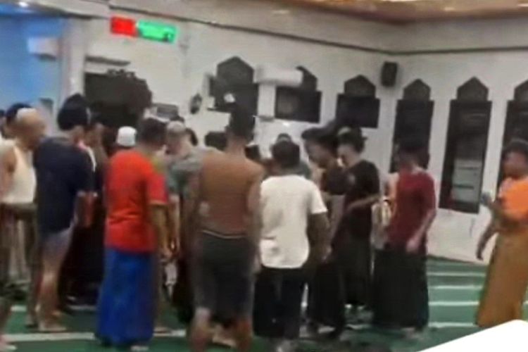 Tangkapan layar video amatir saat warga mengamankan pelaku yang berteriak "Kiamat-Kiamat!