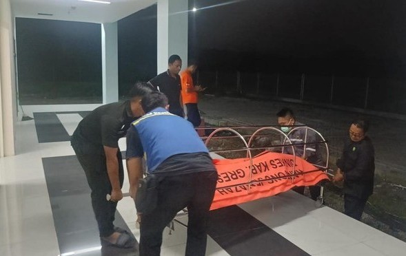 Petugas saat mengevakuasi jasad korban