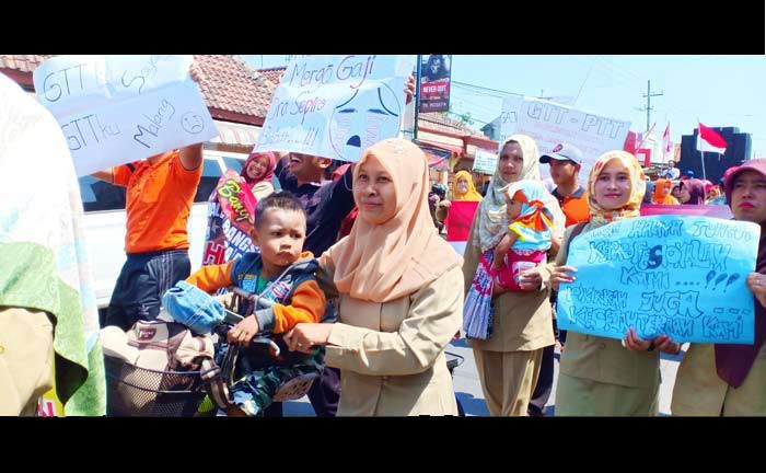Siti Nurul Izati (34), GTT SDN Dayu 4 saat berada di lokasi peristiwa bersama balitanya.