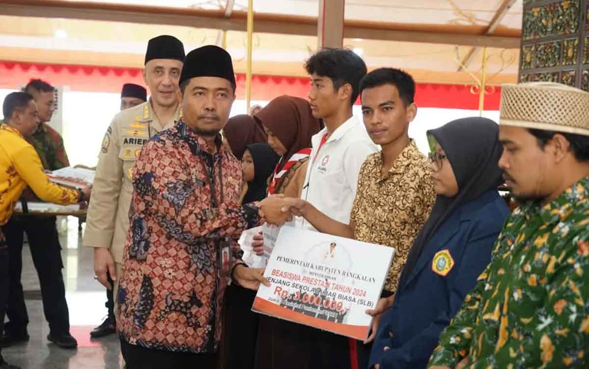 Penyerahan beasiswa untuk pelajar atau mahasiswa berprestasi di Bangkalan.