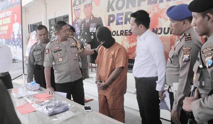Kapolres Nganjuk AKBP Dewa Nyoman Nanta Wiranta, saat melaksanakan rilis di Mapolres Nganjuk. foto: BAMBANG/ BANGSAONLINE
