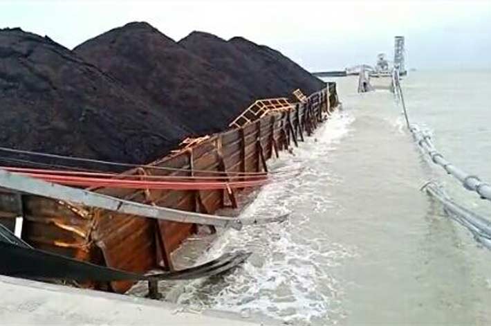 Kondisi pelabuhan khusus milik PT Holcim Indonesia usai ditabrak kapal tongkang.