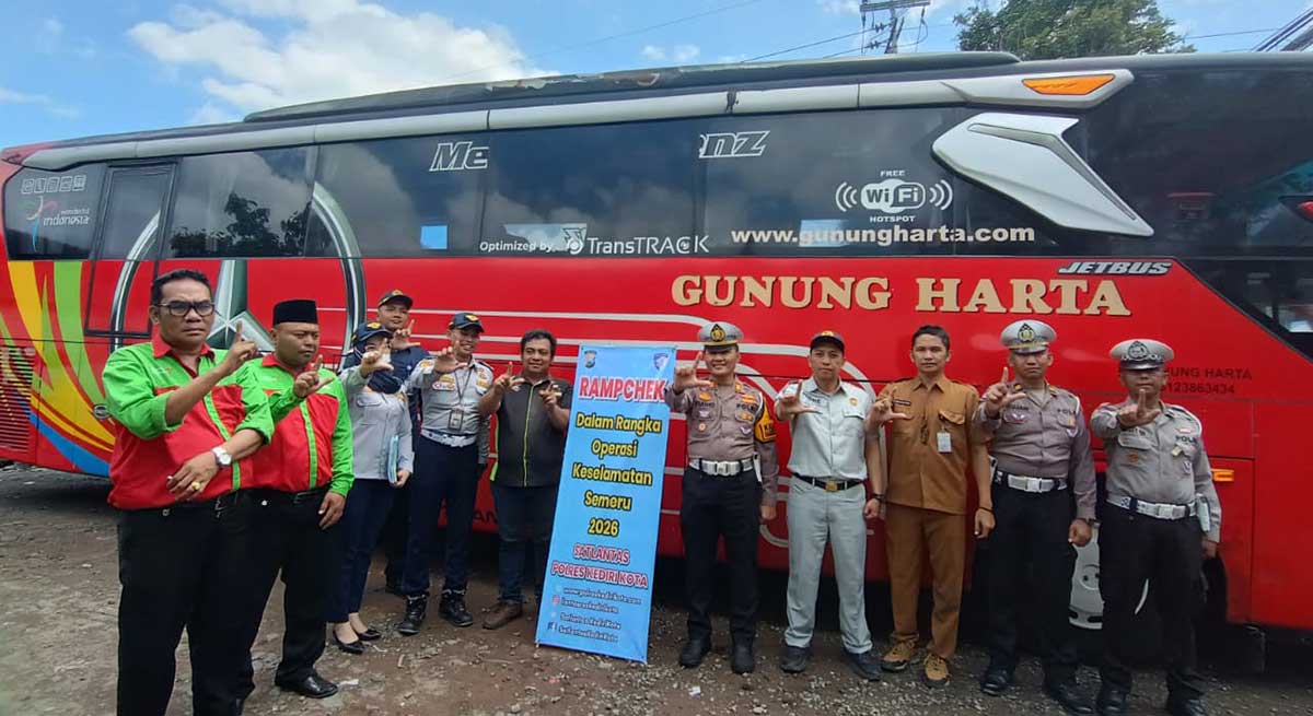 Petugas dari Satlantas Polres Kediri Kota saat ramp check bus dalam pelaksanaan Operasi Keselamatan Semeru 2026. Foto; Ist