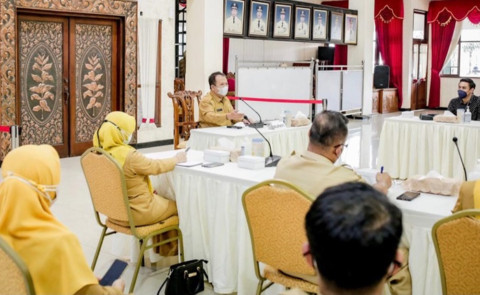 Bupati Hendy mengumpulkan para rekanan pengadaan wastafel Gugus Tugas Percepatan Penanganan Covid-19 Kabupaten Jember tahun 2020, di Pendopo Wahyawibawagraha, Selasa (27/7).
