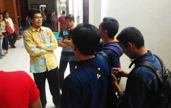 H. Faruk (kiri) memberikan keterangan kepada wartawan.