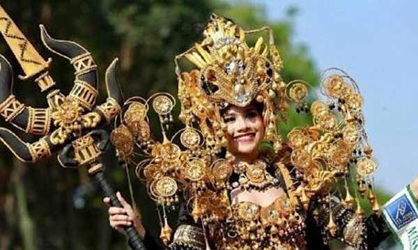 Talent sub tema keris berpose di ribuan penonton di BEC 2018.