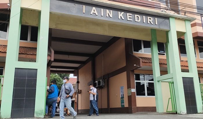 Beberapa jurnalis saat berada di pintu gerbang Kampus IAIN Kediri. foto: MUJI HARJITA/BANGSAONLINE
