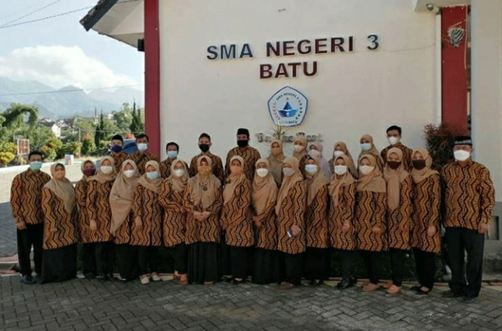Guru SMAN 3 Batu saat foto bersama.