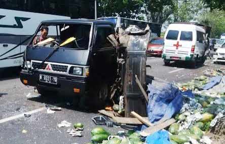 Bawa Jenazah, Ambulance di Pasuruan Tabrakan Beruntun