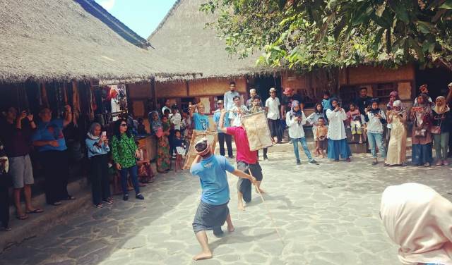 Desa Sade Lombok, Menjaga Keseimbangan Tradisi dan Agama
