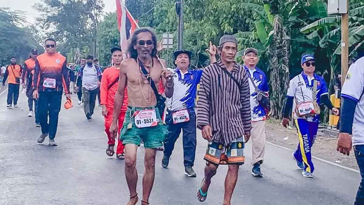 Peserta Tajemtra atau kegiatan Gerak Jalan Tanggul-Jember Tradisional.
