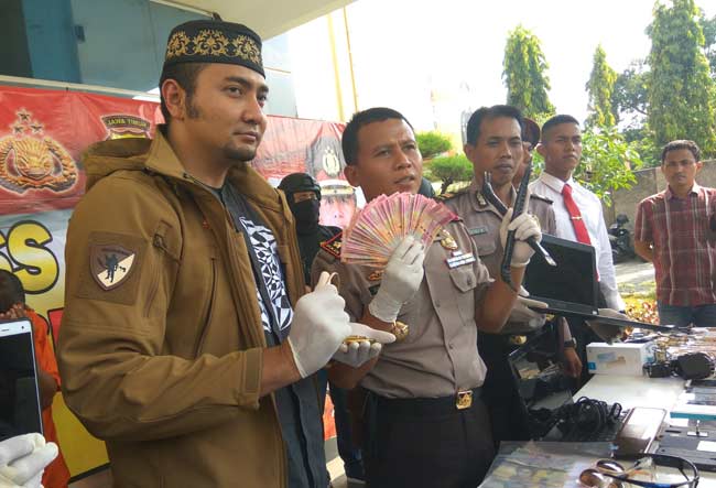 Kapolres Kediri AKBP Sumaryono didampingi Kasat Reskrim AKP M. Aldy Sulaiman saat menggelar kasus pelaku pencurian. foto: ARIF K/ BANGSAONLINE