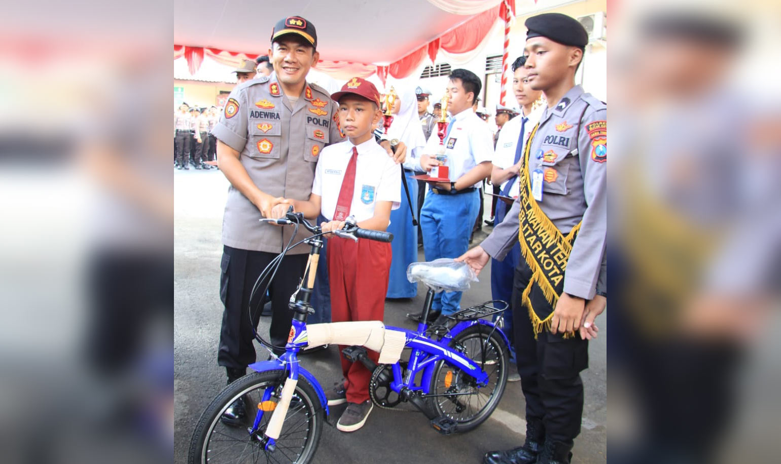 Kapolres Blitar AKBP Adewira Negara Siregar memberikan hadiah berupa sepeda dan uang pembinaan kepada Rayhan. 