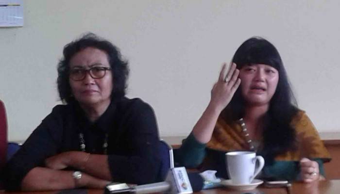 Dita Aditya menangis saat membeberkan peristiwa pemukulan dirinya oleh Masinton Pasaribu. Tampak ia didampingin Nursjahnbani Katjasungkana, ketua LBH APIK. Foto: poskota