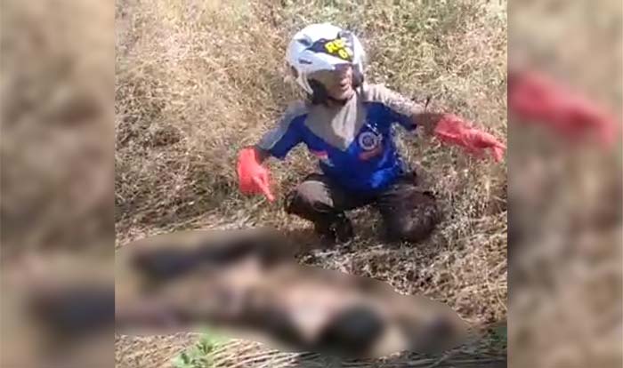 Petugas saat mengevakuasi mayat di Dusun Mojodadi, Desa Purworejo, Kecamatan Pungging, Kabupaten Mojokerto.